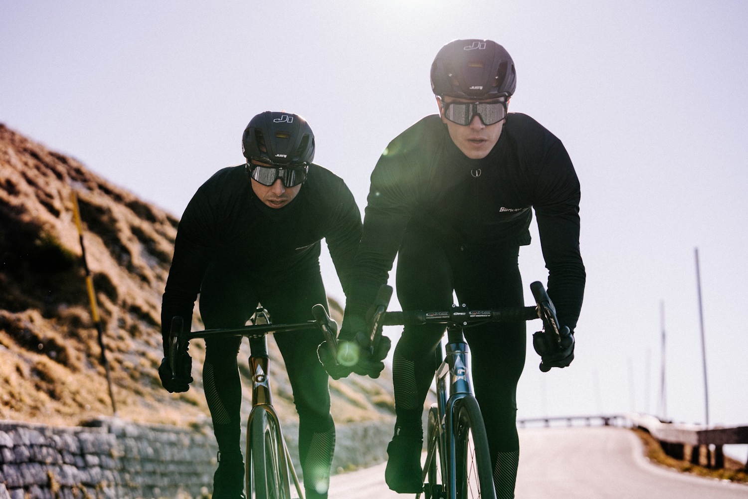 To på racere kører lige mod kameraet