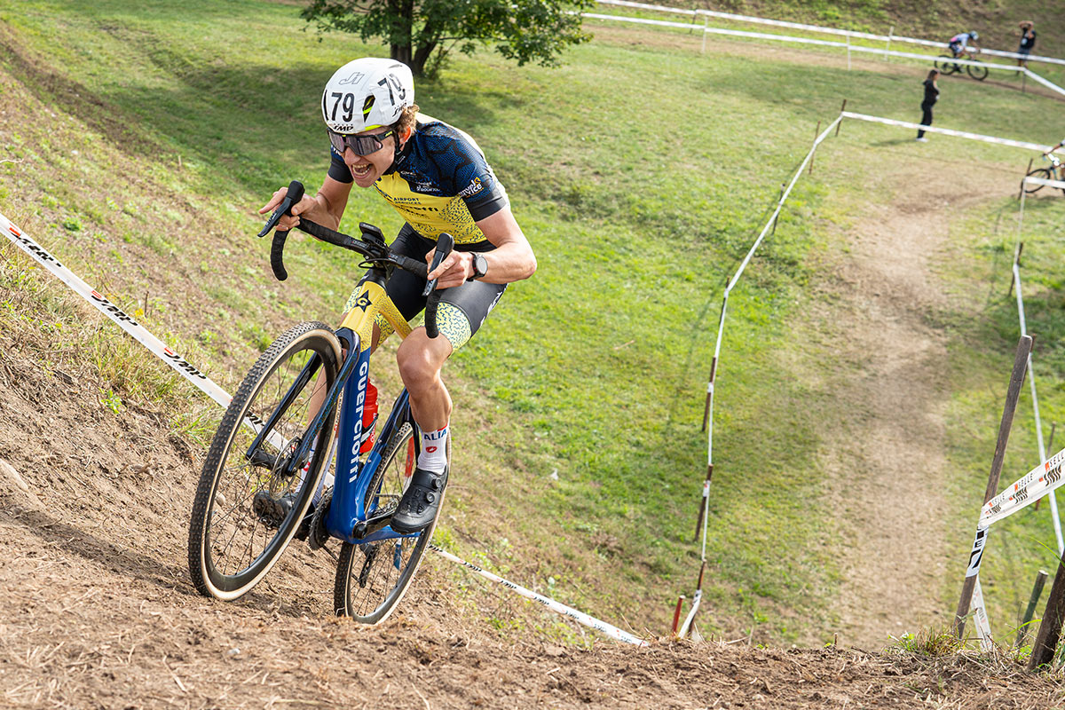 En på cross cykel kører stejlt op