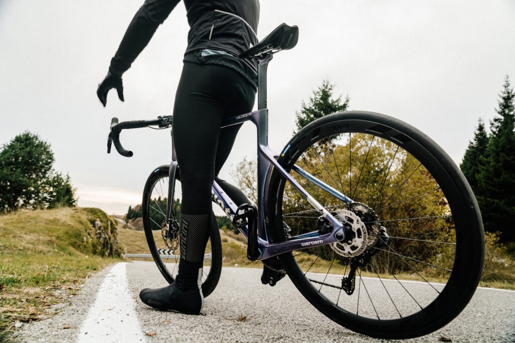 Guerciotti Veloce racercykel med rytter på landevej i naturen