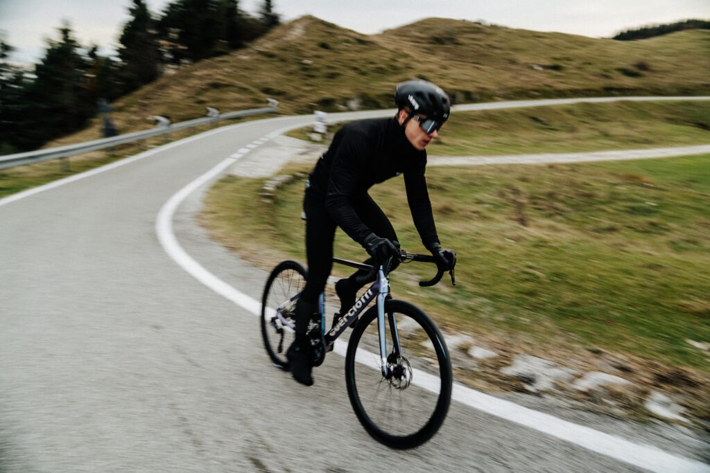 Racercykel i fart på en snoet vej