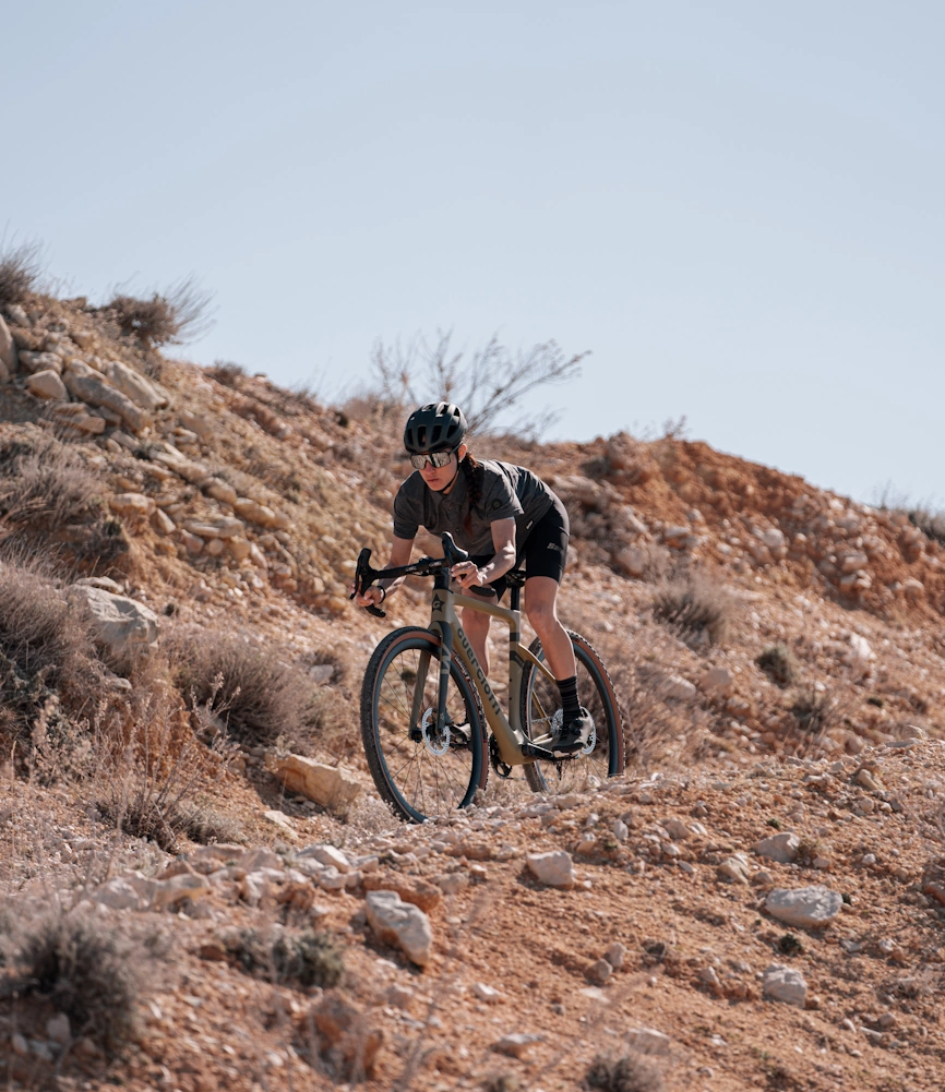 Gravel på vej ned af sti