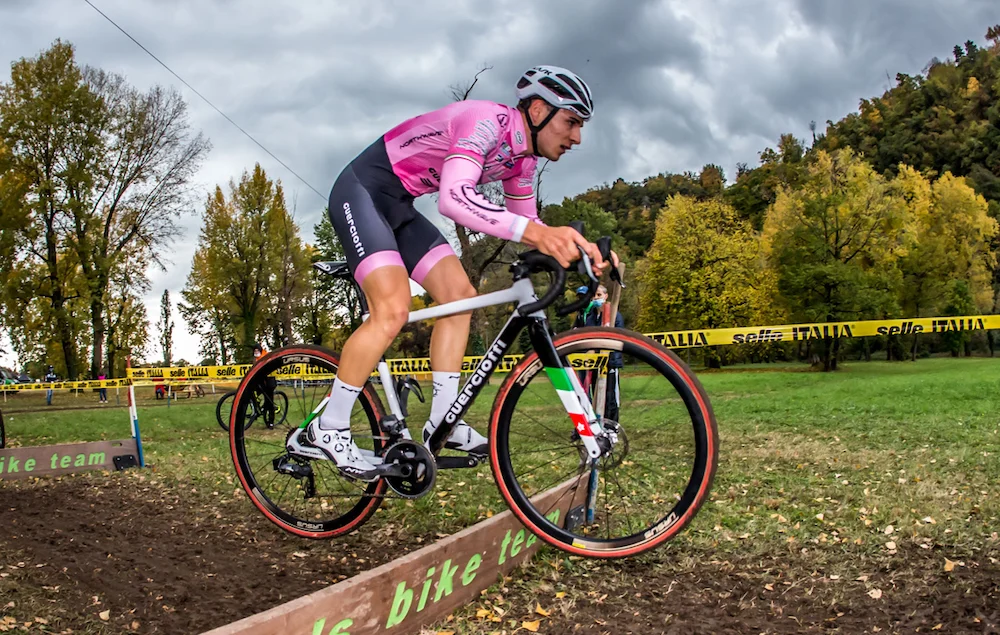 Cyclocross-løb i mudder med barrierer og publikum